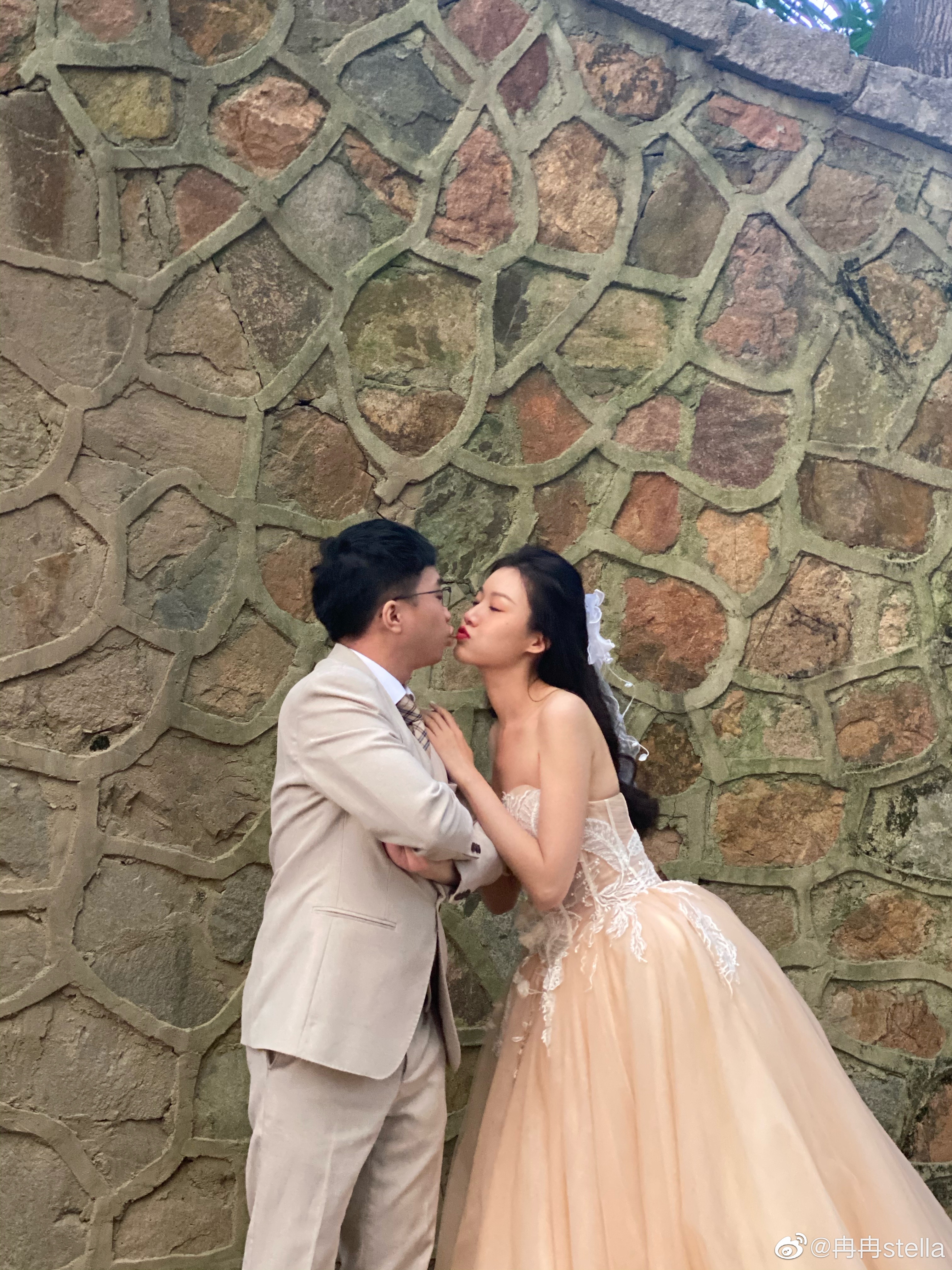 Tabe女友晒出两人婚纱照：没复合，直接结婚啦