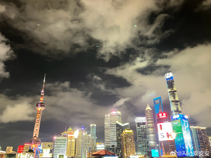 iG下路Ahn分享外滩游客照：上海~三年前梦开始的地方！